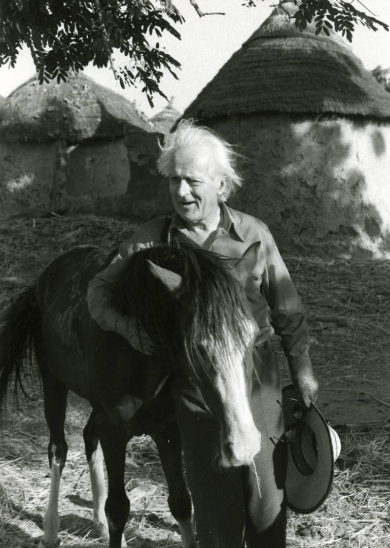 René Dumont en Afrique avec un cheval